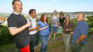 Weinprobe mit herrlicher Aussicht: Bernhard Nanz (ganz rechts) stellt Redakreuren der Ausgabe Innenstadt die Weine der Mönchhalde vor. Foto: Ines Rudel