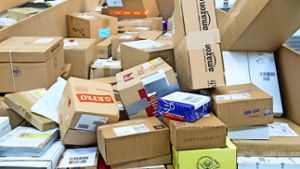 Immer mehr Menschen bestellen sich Waren im Internet. Damit steigt auch die Zahl der verschickten Päckchen und Pakete – und damit auch die Belastung für die Zusteller. Foto: dpa
