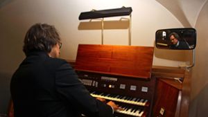 Helmut Deutsch am Spieltisch: Der Orgelprofessor ist von dem Potenzial des Instruments hellauf begeistert. Foto: Hans Jörg Wangner