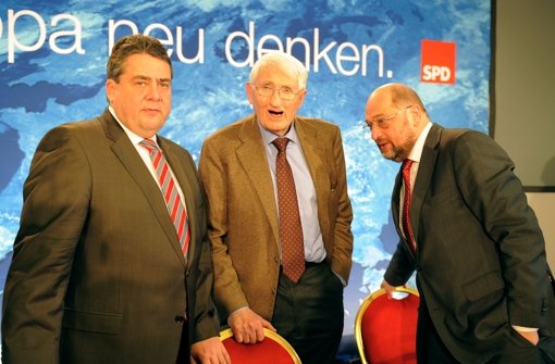 Der Philosoph Jürgen Habermas (Mitte) mit  SPD-Parteichef Sigmar Gabriel (links) und EU-Präsident Martin Schulz. Der Parteivorstand der SPD traf sich zu einer zweitägigen Klausurtagung. Foto: dpa