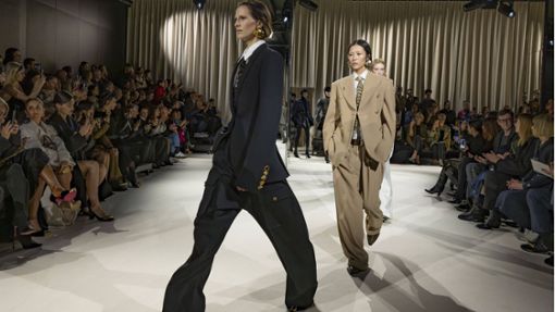 Weit, weiter am weitesten – hier bei Schiaparelli in Paris auf der Fashion Week Foto: IMAGO/Bestimage/IMAGO/Agence / Bestimage