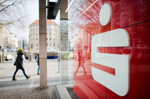 Der Geldautomat einer Sparkassen-Filiale in Karlsruhe wurde von Unbekannten gesprengt. Foto: dpa