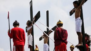 Tausende besuchen Karfreitags-Kreuzigungen
