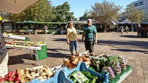 Heidi und Günther Würth haben bis vor zwei Jahren  am Freiberger Marktplatz  Obst und Gemüse verkauft. Inzwischen kommen sie selbst als Kunden. Foto: factum/Bach