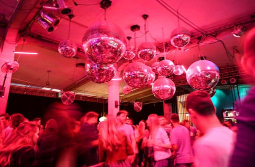 In Diskotheken und Clubs kommen sich die Menschen besonders nahe. Das Risiko steigt, mit dem Corona-Virus infiziert zu werden. Foto: dpa/Felix Kästle