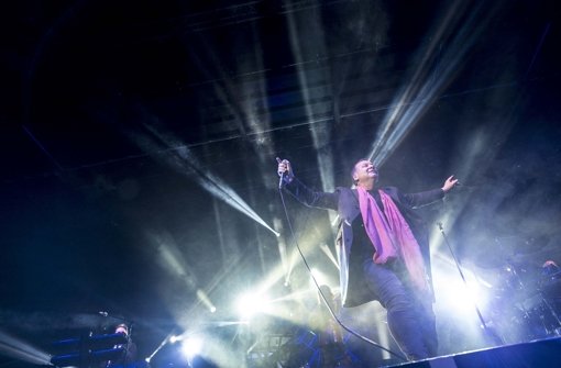 Liebt noch immer die große Geste: Jim Kerr, Sänger und Frontmann der schottischen Rockband Simple Minds Foto: Lichtgut/Leif Piechowski