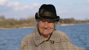 Erfolgreiche Fischerin: An ihrem 21. Geburtstag fing Beppi Steinbeißer (86) einst sogar gleich zwei kapitale Hechte – einen Fisch und ihren Ehemann Alois. Foto: Herzog
