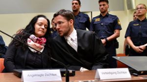Beate Zschäpe und ihr Vertrauensanwalt Mathias Grasel Foto: dpa-Pool