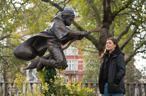Die Harry Potter Statue ist eine weitere Figur am Leicester Square. Foto: dpa/Dominic Lipinski