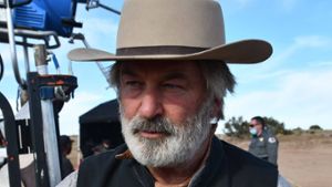 Alec Baldwin am Set des Westerns Rust, an dem sich im Oktober 2021 ein schrecklicher Unfall zutrug. Foto: imago/ZUMA Wire