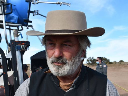 Alec Baldwin am Set des Westerns Rust, an dem sich im Oktober 2021 ein schrecklicher Unfall zutrug. Foto: imago/ZUMA Wire
