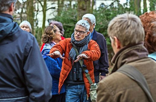 Der Hobby-Ornithologe Folke Damminger berichtet  den Teilnehmern des Spazierganges Wissenswertes über die heimische Vogelwelt. Foto: Yannik Buhl