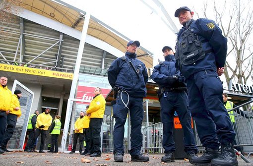 Polizisten im Einsatz für die Sicherheit rund um Stadien – hier bei einem Spiel des VfB Stuttgart.  Foto: Getty Images