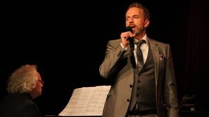 Kevin Tarte am Mittwochabend beim stürmisch bejubelten  Auftritt mit seinem Solo-Programm in Stuttgarter Renitenz-Theater. Foto: Klaus Schnaidt