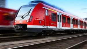 Im Betriebswerk Plochingen stehen zwei S-Bahnen des Typs ET 430. Noch hat das  Eisenbahnbundesamt keine Zulassung für den Linienverkehr erteilt. Foto: Horst Rudel