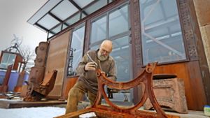 Der 76 Jahre alte Bildhauer  verwendet bevorzugt alte Metallteile aus ehemaligen Fabrikanlagen –  auch, um einen Tisch zu bauen.Fotos:factum Granville Foto:  
