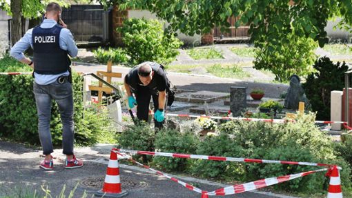 Spurensuche auf dem Altbacher Friedhof nach dem Anschlag am 9. Juni – am Donnerstag beginnt der erste Prozess. Foto: 7aktuell.de/Kevin Lermer