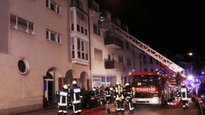Die Bewohner in Dillweißenstein bei Pforzheim müssen von der Feuerwehr aus ihren Wohnungen gerettet werden. Der Brand im Keller versperrte den Weg ins Freie. Foto: SDMG