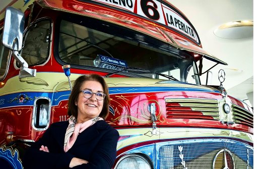 Ursula Wehinger vor ihrem Lieblingsstück, einem Bus aus Argentinien Foto: Lichtgut/Max Kovalenko