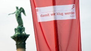 Die Kirchentagsfahne weht schon über dem Schlossplatz Foto: dpa