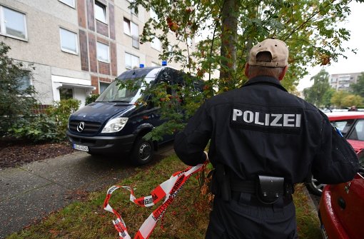 Polizei und Spurensicherung verlassen am Montag ein Haus in Leipzig. Foto: dpa