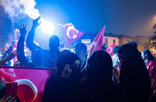 Anhänger von Erdogan feiern seinen Wahlsieg in Istanbul. Foto: AFP/UMIT TURHAN COSKUN