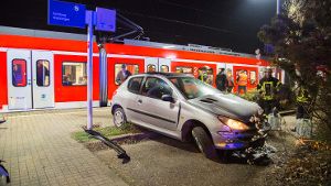 Eine einfahrende S-Bahn krachte am Dienstagabend in Bad Cannstatt gegen einen Peugeot. Foto: www.7aktuell.de | Simon Adomat