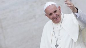 Papst Franziskus (hier im Juni 2015) entschuldigt sich öffentlich für die Skandale der katholischen Kirche in den vergangenen Jahren. Foto: dpa