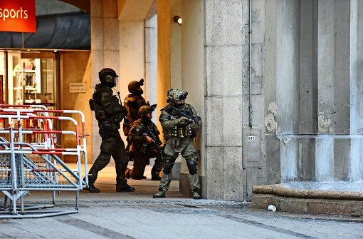 Die Polizei (hier bei der Absicherung kurz nach dem Münchner Amoklauf) braucht künftig mehr Unterstützung durch die Soldaten, meint die CSU. Foto: dpa