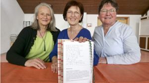 Die Hemminger Landfrauen Ingeborg Piro (links), Renate Rudolf und Birgit Bard und ihr Rezeptbuch. Foto: Simon Granville
