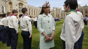 Bei einem Treffen der Pfadfinder in Windsor Castle trägt Herzogin Kate lindgrün - und einen stolzen Babybauch vor sich her. Foto: dpa/AP