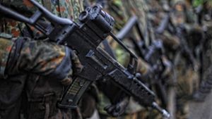 Bei der Bundeswehr sind laut einem Medienbericht mehr Waffen als bisher bekannt verschwunden. (Symbolfoto) Foto: dpa