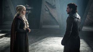 HBO ist von Datendieben bestohlen worden – womöglich ist auch die Erfolgsserie „Game Of Thrones“ betroffen (im Bild:  Emilia Clarke alsDaenerys Targaryen, Kit Harington als Jon Snow). Foto: HBO