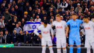 Schweigeminute für Israel   bei einem Spiel des englischen Erstligisten Tottenham Hotspur, bei dem  der israelische Nationalspieler Manor Solomon  unter Vertrag steht. Foto: IMAGO/Sportimage/IMAGO/Paul Terry