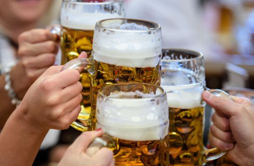 Auch in diesem Jahr steigt der Bierpreis auf dem Oktoberfest in München. Foto: dpa/Matthias Balk