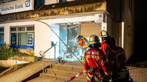 Feuerwehrleute entlüften die Filiale der deutschen Bank in Leinfelden. Foto: 7aktuell.de/Alexander Hald