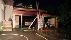 Der Brand in der Garage war wegen der vielen gelagerten Gegenstände gefährlich, sagt die Feuerwehr. Foto: SDMG