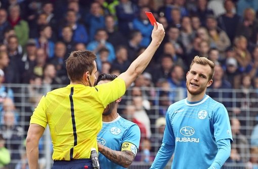 Schiri Tobias Stieler schickt Fabian Baumgärtel vom Feld – und die Kickers bliesen zur Aufholjagd Foto: Baumann