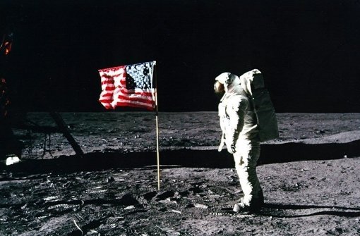Apollo-11-Astronaut Buzz Aldrinsteht 1969 vor der US-Flagge. Aber wieso flattert die im Wind, wo es auf dem Mond doch keinen Luftzug gibt? Die Flagge flattert nicht, sie wackelt. Foto: Nasa