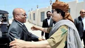 Muammar al-Gaddafi (re.) und Südafrikas damaliger Präsident Jacob Zuma. Weiß Zuma, wo Gaddafis Milliarden blieben? Foto: Brook Lapping/GBF