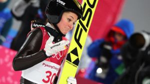 Leidet noch an den Folgen eines Kreuzbandrisses: Skispringerin Carina Vogt. Foto: dpa/Daniel Karmann