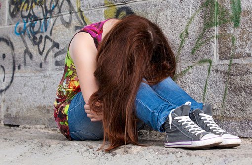 Empörung im Netz: Eine Schlägerbande lädt am Montag ein Video im Internet hoch, in dem sie auf eine 13-Jährige einschlagen. (Symbolbild) Foto: Shutterstock/Petrenko Andriy