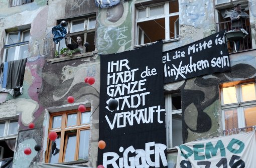 Anwohner der Rigaer Straße protestieren im Rahmen einer Demonstration gegen die Gentrifizierung des Stadtviertels Friedrichshain in Berlin. Foto: dpa