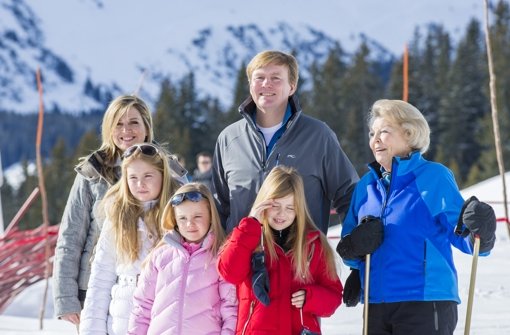 Royales Gruppenfoto im Schnee: Königin Máxima und ihr Mann Willem Alexander sind mit den Kindern Catharina-Amalia, Alexia und Ariane in Lech am Arlberg zum Skifahren. Auch Prinzessin Beatrix ist mit von der Partie. Foto: Getty Images Europe