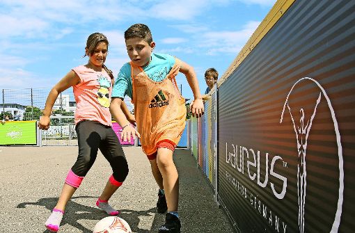 Bei Kickfair spielen Mädchen gegen Jungs – manchmal auch ohne Schuhe. Foto: Baumann