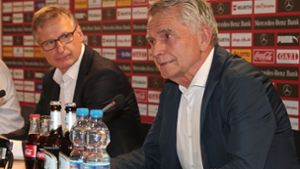 VfB-Sportvorstand Reschke, Aufsichtsratschef und Präsident Dietrich: Blitzwechsel Foto: Baumann