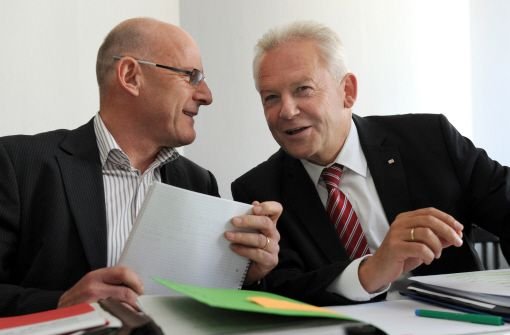 Baden-Württembergs Verkehrsminister Winfried Hermann (Grüne) und Bahnchef Rüdiger Grube (rechts) Foto: dpa