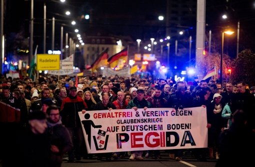 Teilnehmer einer Kundgebung der Pegida bei einer Kundgebung in Dresden. Der Städtetag findet jetzt klare Worte für die Bewegung. Foto: dpa