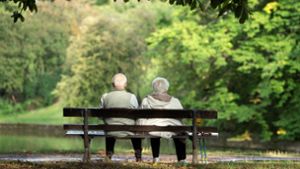 Zwei Rentner sitzen auf einer Bank: 2022 lagen die Bundesmittel für die gesetzliche Rentenversicherung bei 2,8 Prozent der Wirtschaftskraft. Foto: Sebastian Kahnert/dpa-Zentralbild/dpa
