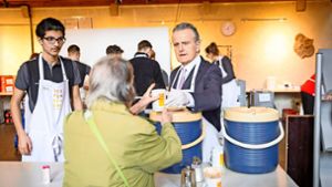 OB Frank Nopper schenkt in der Vesperkirche Kaffee und Tee aus. Foto: Lichtgut/Julian Rettig